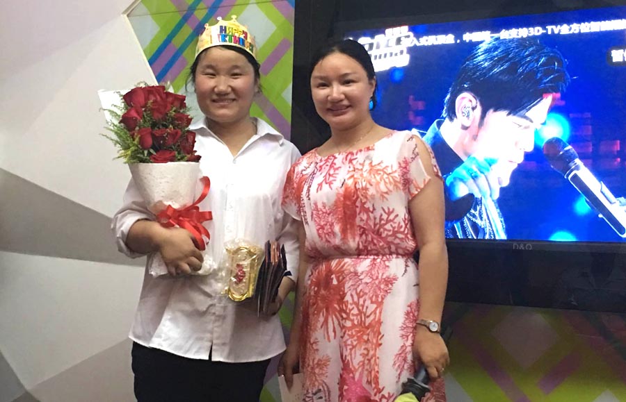 黄瓜成视频人APP吴利红与寿星合影