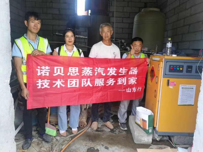 黄瓜成视频人APP售后流动服务车与客户合影 黄瓜成视频人APP售后流动服务车与客户合影