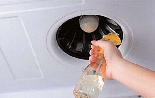 清洗厨房抽油烟机上的油污 清洗厨房抽油烟机上的油污