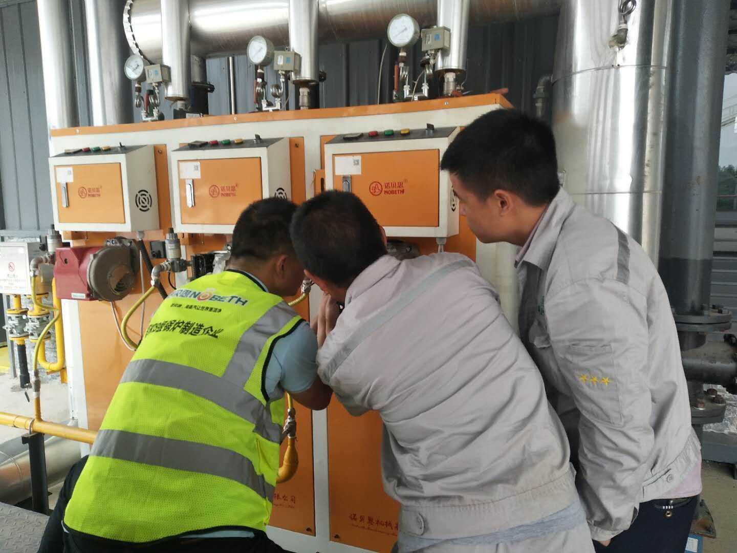 黄瓜成视频人APP的技术人员正在给生产塑胶跑道配套使用的蒸汽发生器进行检修讲解