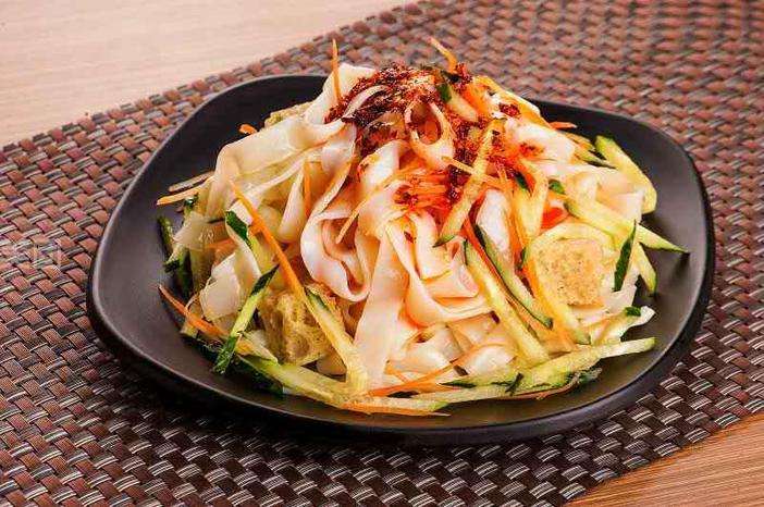 酸辣可口的凉皮使用蒸汽发生器生产高效快捷 酸辣可口的凉皮使用蒸汽发生器生产高效快捷