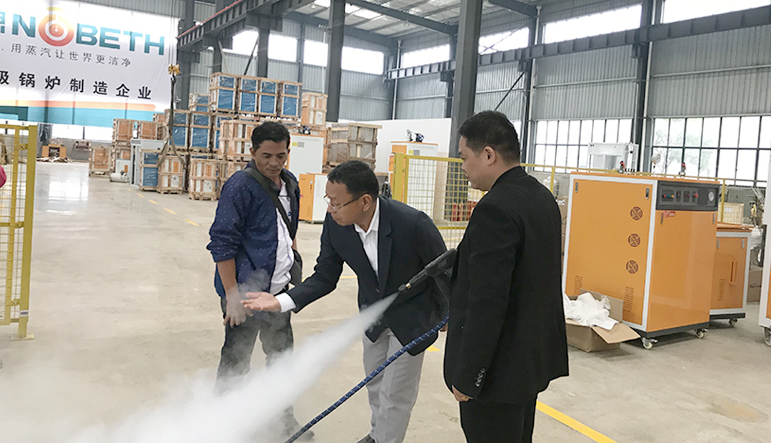 客户来到黄瓜成视频人APP亲自体验洗车消毒蒸汽发生器