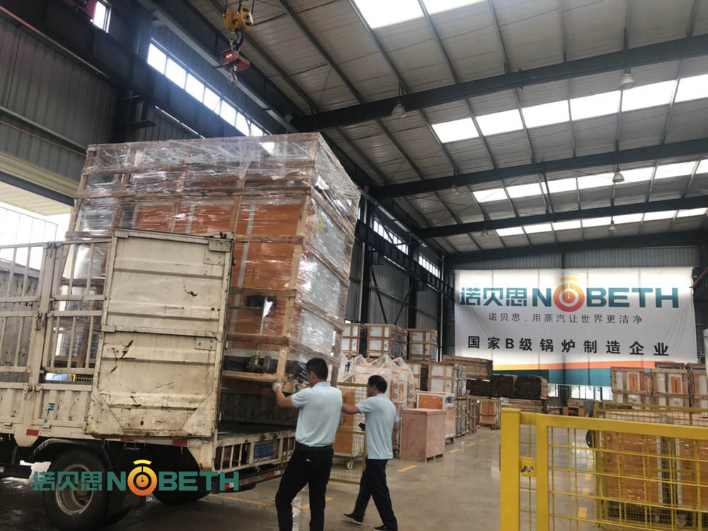 0.5T低氮黄瓜视频免费在线工人师傅正在检查设备