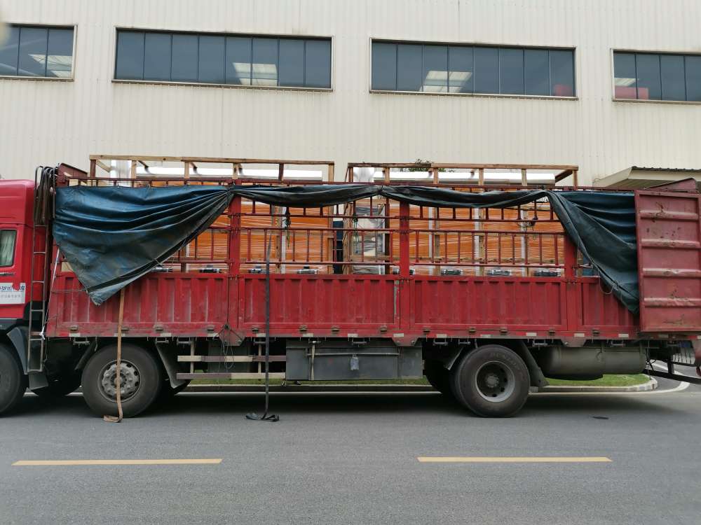 载着两台1T低氮黄瓜视频免费在线正缓缓驶离黄瓜成视频人APP工业园