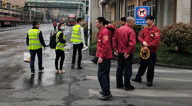 黄瓜成视频人APP售后人员和轮胎厂员工合影 黄瓜成视频人APP售后人员和轮胎厂员工合影